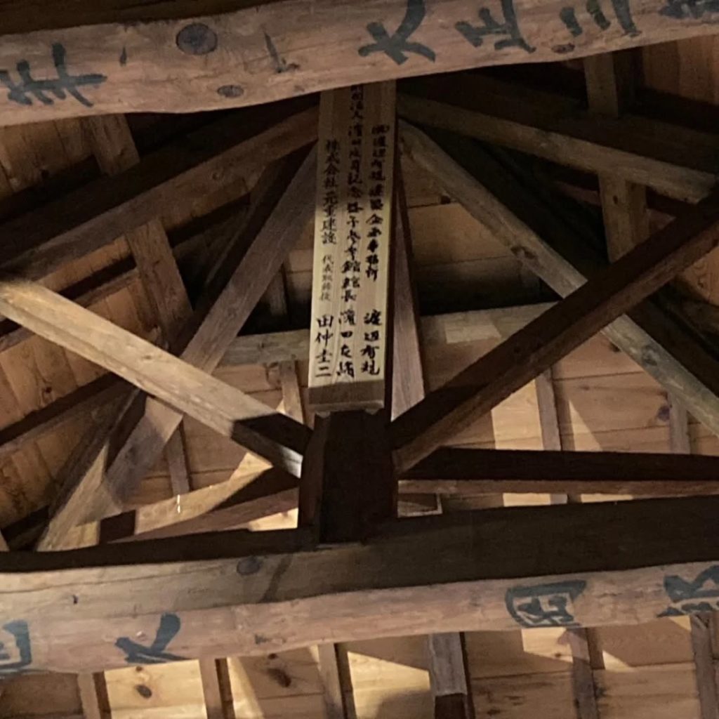 2号館の束には弊社の現会長の名前が。