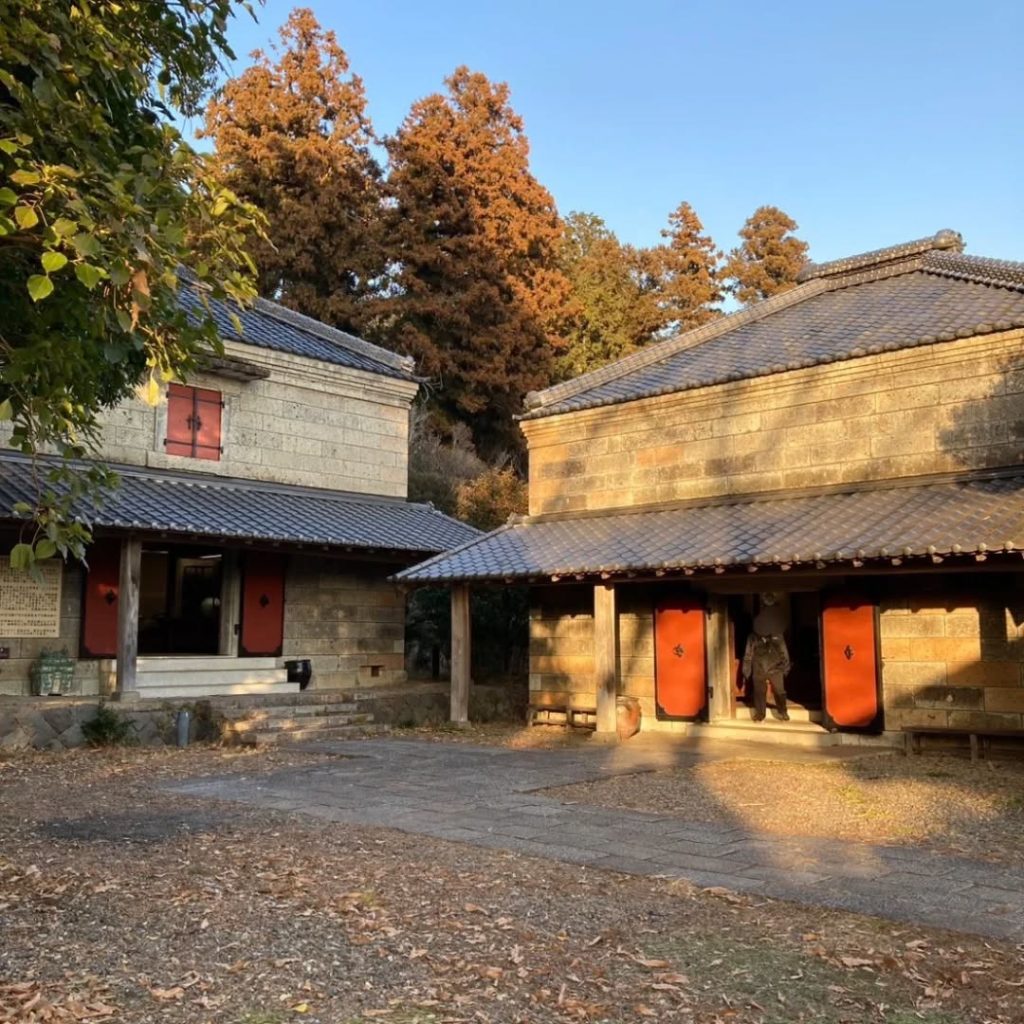 弊社が修復に携わらせて頂いた2号館(右)