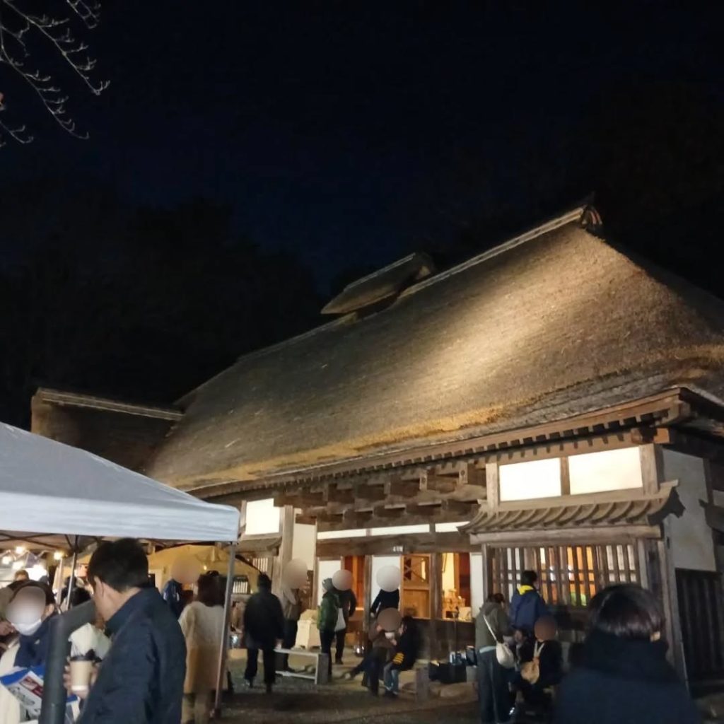 美しい茅葺き屋根の濱田庄司別邸。