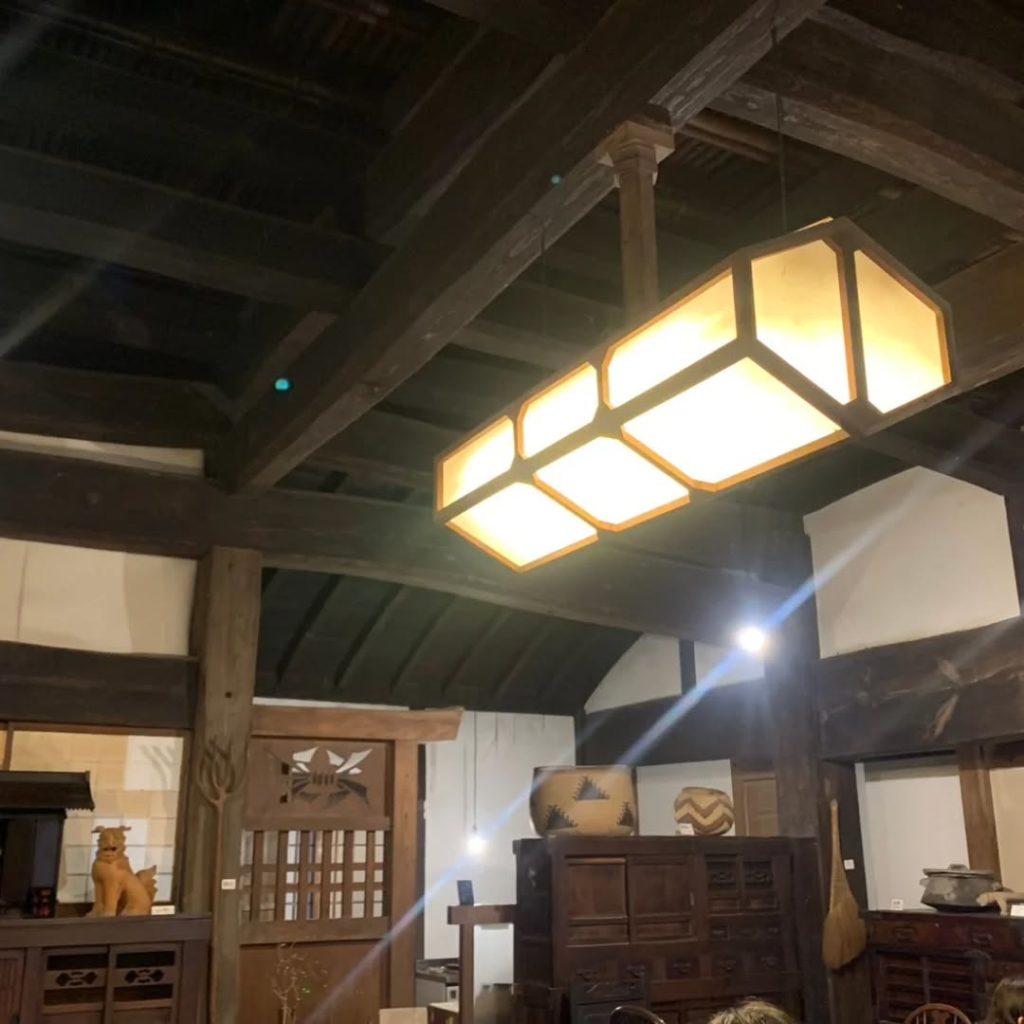 別邸にある、濱田庄司デザインの照明。