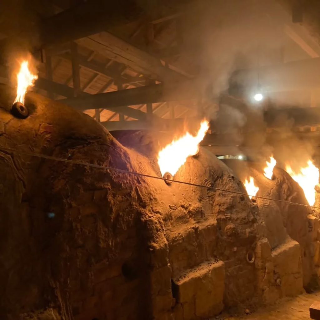 火が吹き出している登り窯。